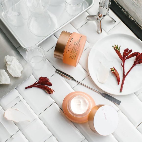 ✅Clarins  Extra-Firming Wrinkle Control Regenerating Night Cream ~ BNIB - Picture 4 of 9